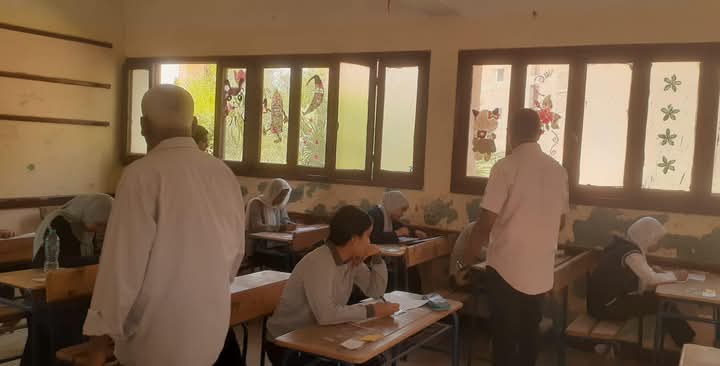 مدير عام التعليم الفني يتفقد امتحانات الصفين الأول والثاني الثانوي الفني بقنا 1 تعليم قنا