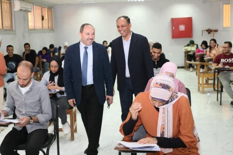 نائب رئيس جامعة جنوب الوادي يتفقد سير امتحانات "طب الفم والأسنان" 15 نائب رئيس جامعة جنوب الوادي يتفقد سير امتحانات "طب الفم والأسنان"