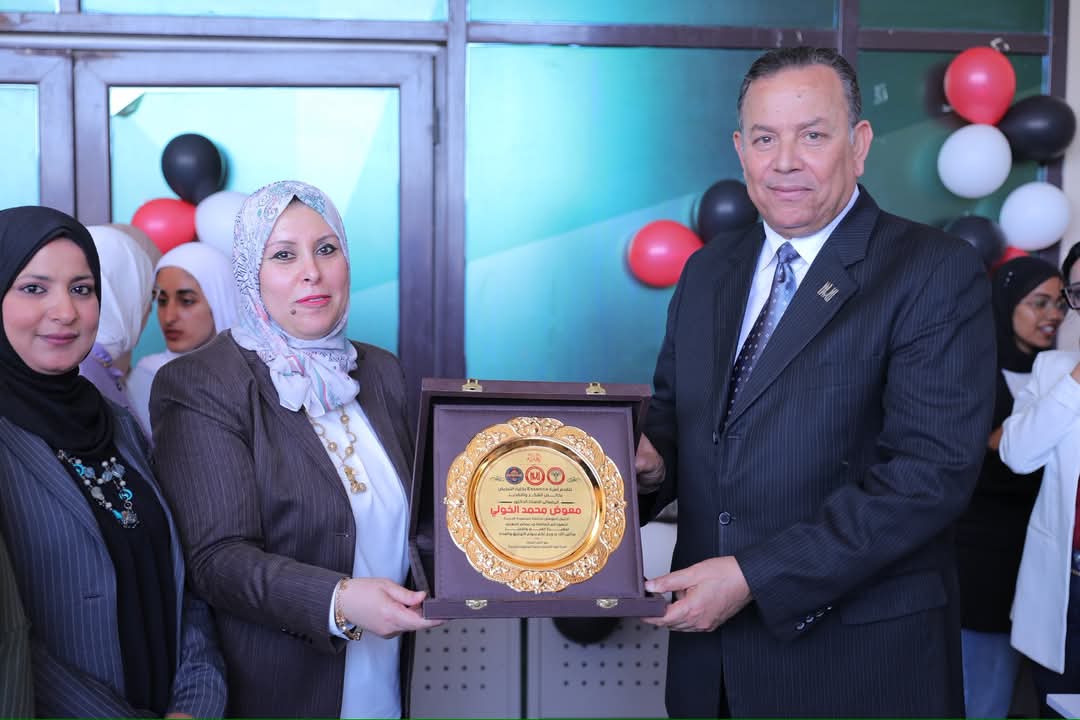FB IMG 1747232705359 جامعة المنصورة الجديدة رئيس جامعة المنصورة الجديدة يفتتح معرض الأنشطة الفنية بكلية التمريض موقع في الجامعة