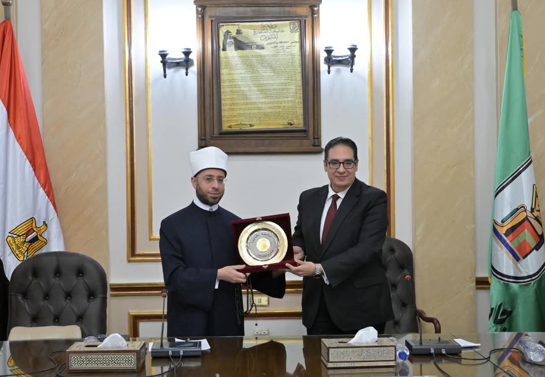 FB IMG 1747324188908 جامعة القاهرة "منابر التنوير تنطلق من قاعة أحمد لطفي السيد".. جامعة القاهرة تختتم تدريب 100 إمام وواعظة موقع في الجامعة