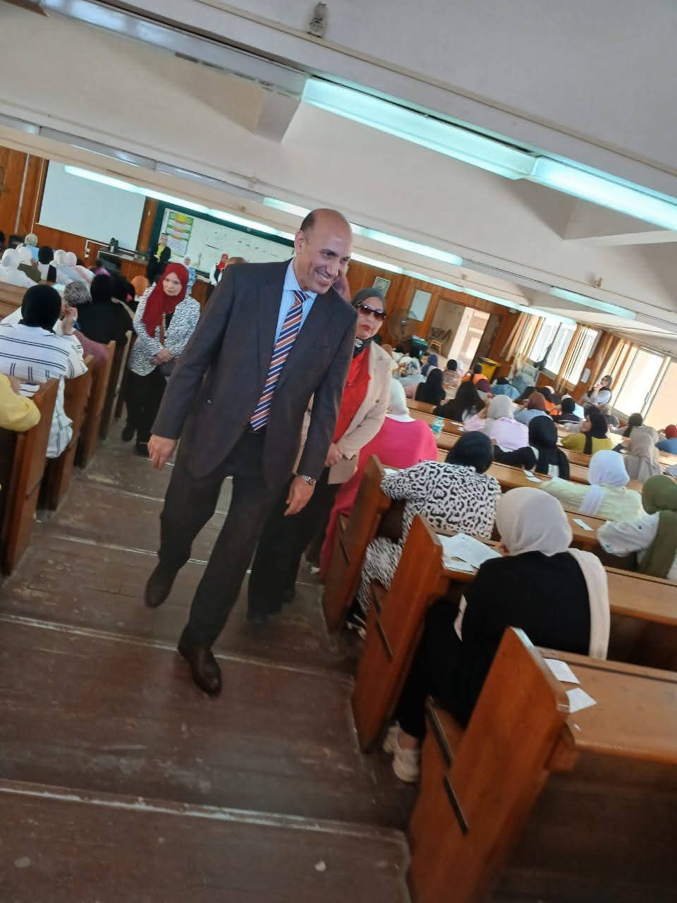 FB IMG 1747654158327 جامعة أسيوط نائب رئيس جامعة الزقازيق يواصل جولاته التفقدية لمتابعة سير امتحانات الفصل الدراسي الثاني موقع في الجامعة