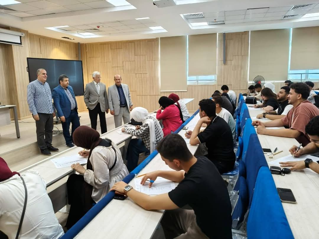 نائب رئيس جامعة الزقازيق الأهلية يحاور الطلاب أثناء تفقده للجان الامتحانات