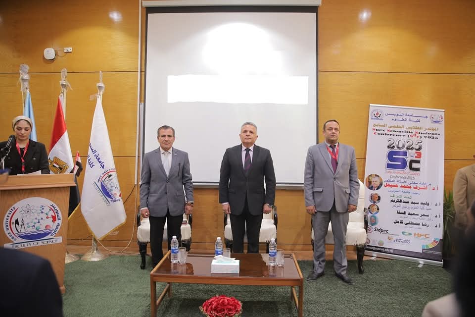 FB IMG 1747679500899 جامعة السويس رئيس جامعة السويس يفتتح المؤتمر الطلابي السابع لكلية العلوم بعنوان "العلوم التطبيقية" موقع في الجامعة