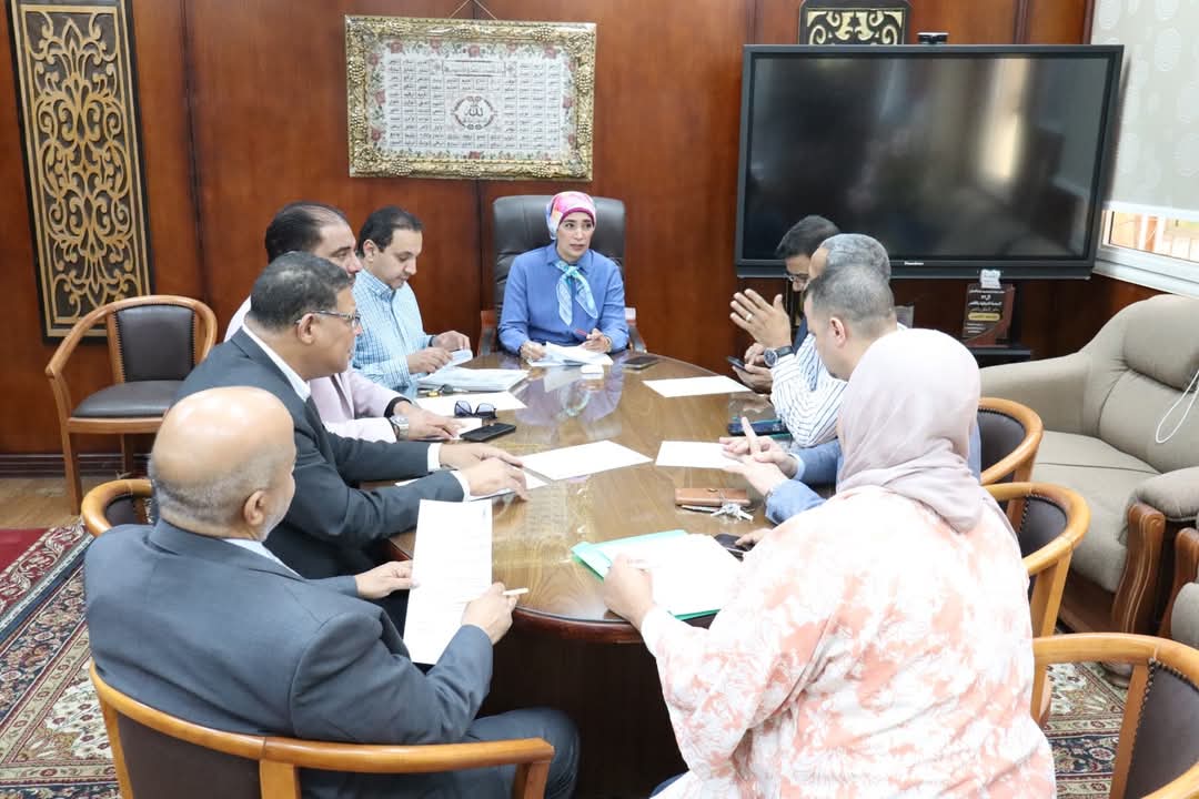 رئيس جامعة الأقصر تترأس الاجتماع الدوري للجنة المكتبات 1 FB IMG 1747769320821 الأقصر رئيس جامعة الأقصر تترأس الاجتماع الدوري للجنة المكتبات موقع في الجامعة
