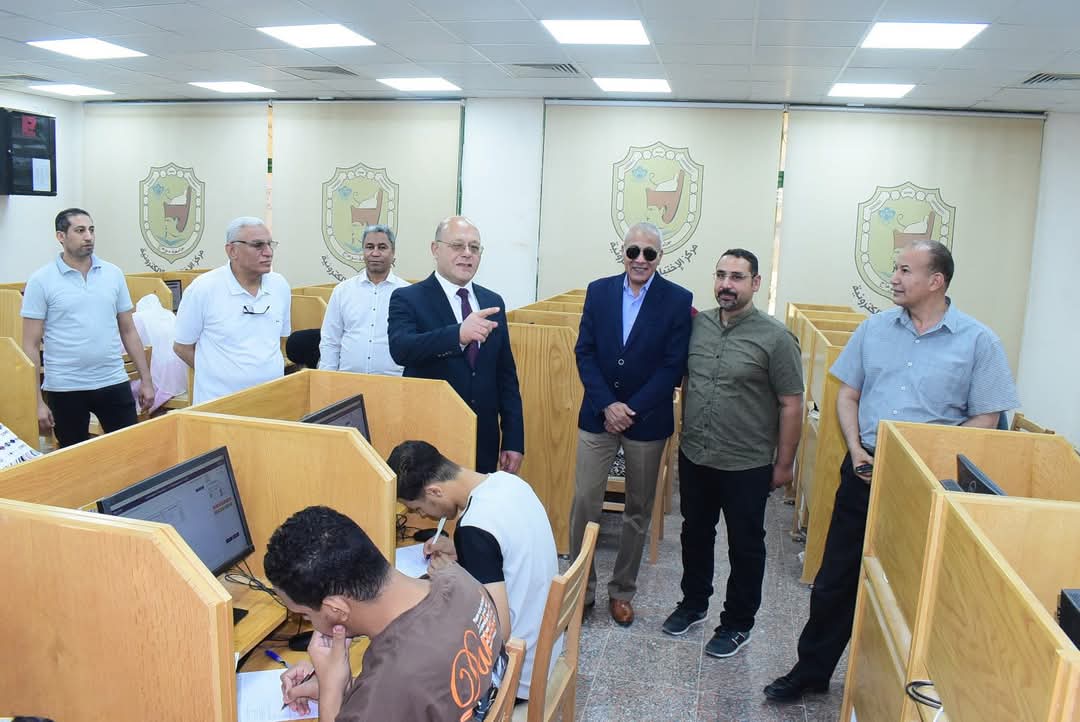 FB IMG 1747833029160 جامعة سوهاج جولات تفقدية لرئيس جامعة سوهاج لمتابعة سير الإمتحانات بكليات الحاسبات والهندسة والحقوق موقع في الجامعة