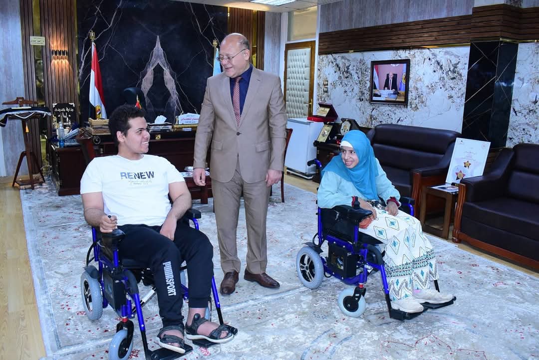 FB IMG 1747926674372 جامعة سوهاج "لدعم طلاب ذو الهمم" .. جامعة سوهاج تمنح 2 كرسي كهربائي متحرك لطالب وطالبة موقع في الجامعة