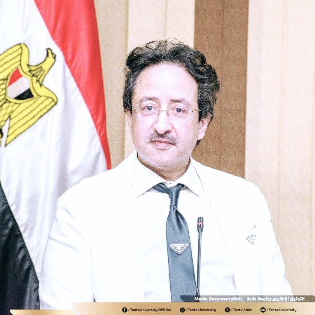 رئيس جامعة طنطا يهنىء الدكتور محمود سليم لحصوله على لقب الطبيب المثالي على مستوى الجمهورية 1 رئيس جامعة طنطا