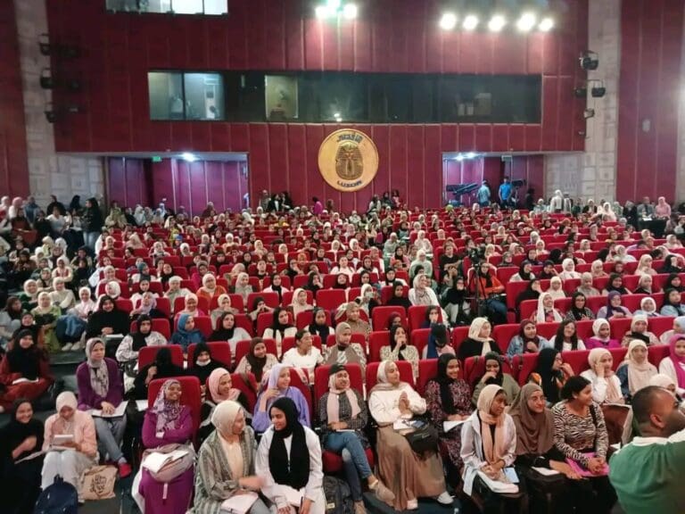 إقبال كبير من طلاب الثانوية العامة بالأقصر على المراجعات النهائية المجانية 3 طلاب الثانوية العامة بالأقصر