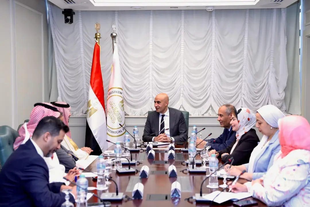 IMG 20250508 WA0048 محافظ الجيزة وزير التعليم يبحث مع المدير العام لمكتب التربية العربي لدول الخليج فرص التعاون المشتركة موقع في الجامعة