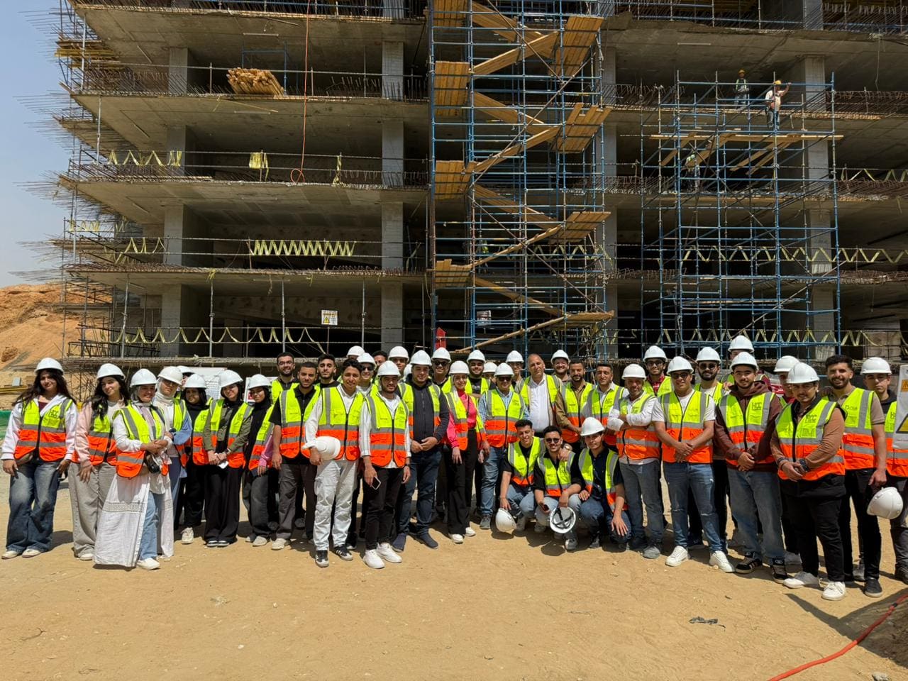 IMG 20250509 WA0008 جامعة المنصورة طلاب هندسة جامعة المنصورة الجديدة يتعرفون على ناطحات سحاب العاصمة الإدارية موقع في الجامعة