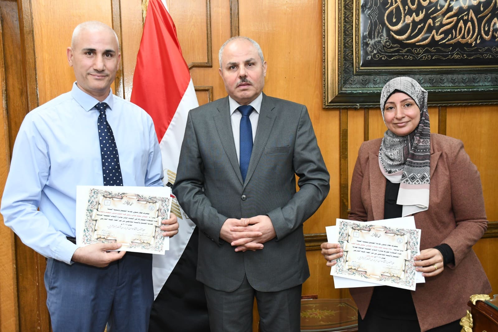 تكريم باحثتين لابتكارات علمية تواكب احتياجات المجتمع والبيئة بجامعة قناة السويس 1 رئيس جامعة قناة السويس