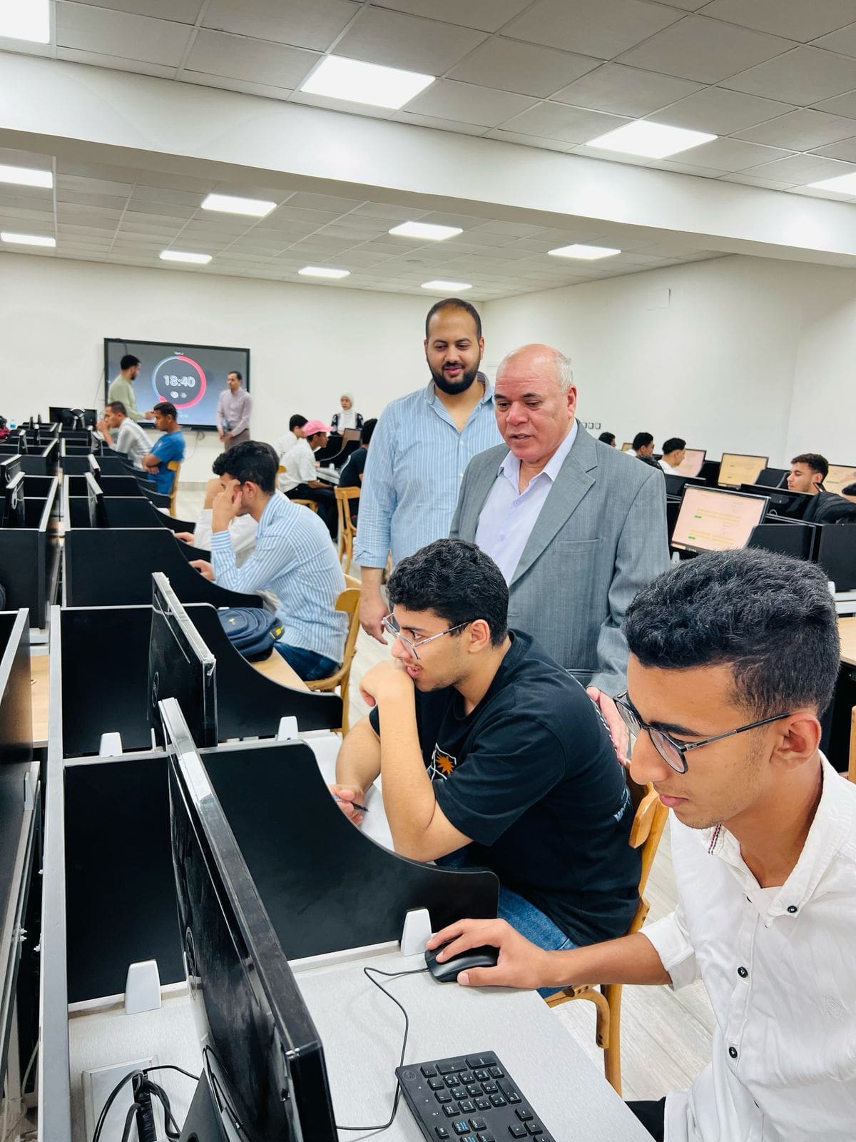 IMG 20250511 WA0097 رئيس رئيس جامعة الدلتا التكنولوجية يتفقد الإختبارات العملية بقاعة الإختبارات الإلكترونية لنهاية العام ٢٠٢٥/٢٠٢٤ موقع في الجامعة