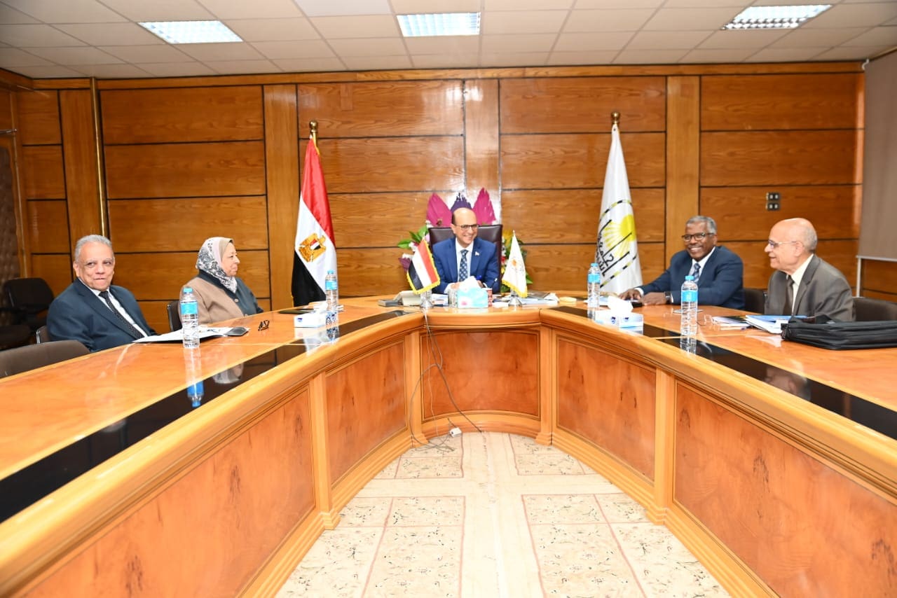 IMG 20250513 WA0006 بطولة العالم المنشاوي يرأس لجنة اختيار عميد كلية التربية للطفولة المبكرة بجامعة أسيوط موقع في الجامعة