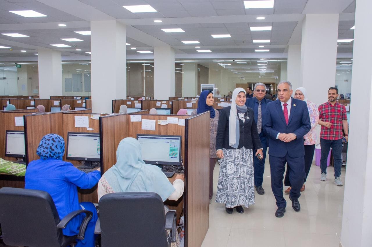 IMG 20250513 WA0184 الامتحان رئيس جامعة طنطا يتابع سير العملية الامتحانية بمركز الاختبارات الإلكترونية موقع في الجامعة