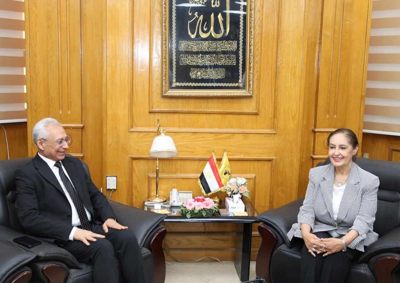 IMG 20250519 WA0004 جامعة المنيا رئيس جامعة المنيا يبحث مع السفيرة نائلة جبر سبل مواجهة الهجرة غير الشرعية موقع في الجامعة