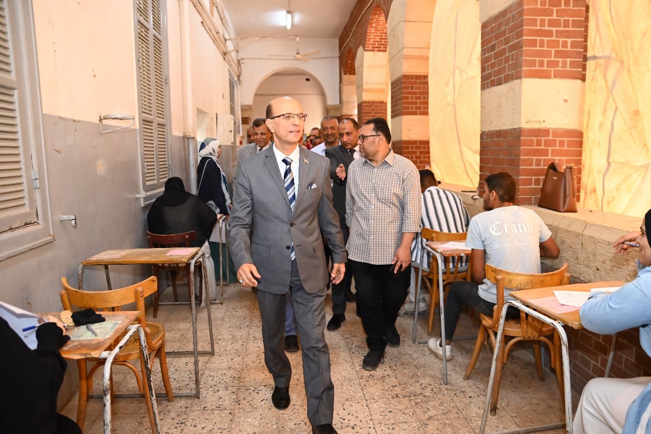 IMG 20250520 WA0013 الدجوي رئيس جامعة أسيوط يطمئن على توفير أجواء مناسبة للطلاب أثناء الامتحانات بكلية الآداب موقع في الجامعة