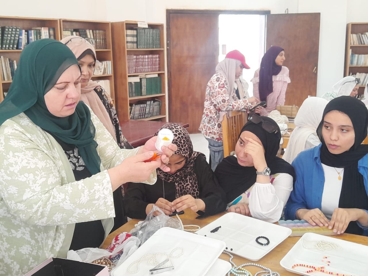 جامعة قناة السويس تُنمّي مهارات طلابها الفنية من خلال ورشة تدريبية على المشغولات اليدوية 1 جامعة قناة السويس