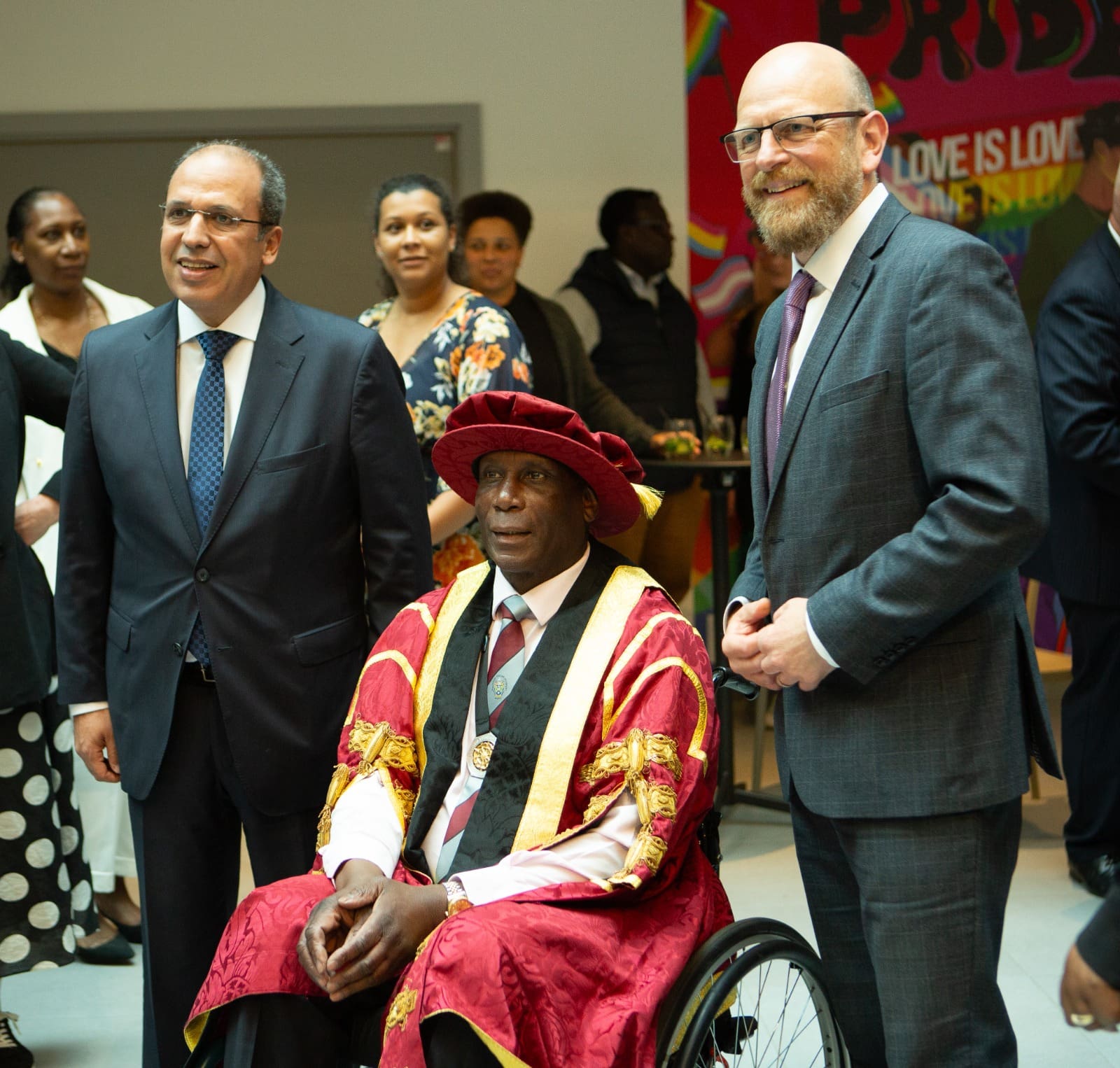 رئيس الجامعة البريطانية في مصر يشارك في حفل تنصيب الرئيس الشرفي لجامعة شيفيلد هالام 1 الدكتور محمد لطفي رئيس الجامعة البريطانية