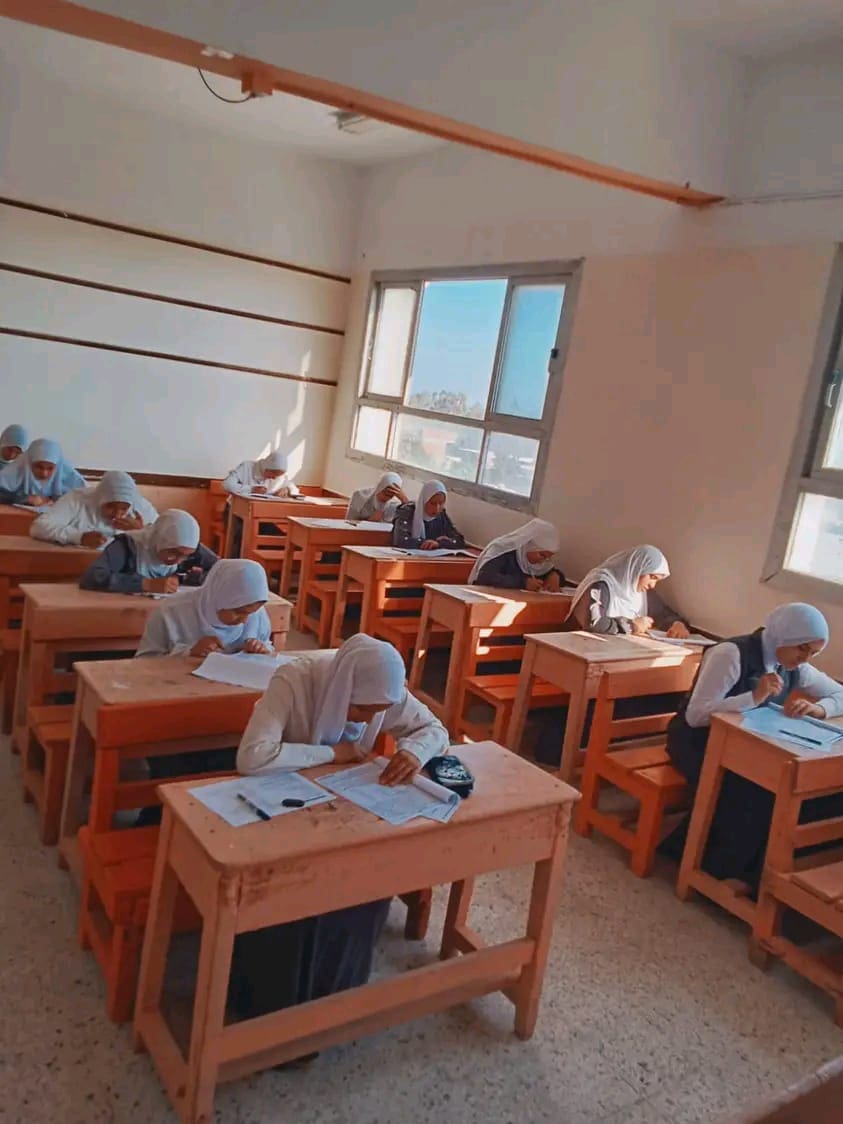 92 ألف طالب يؤدون امتحانات اللغة العربية والإنجليزية وسط أجواء منضبطة بالبحيرة 1 طلاب