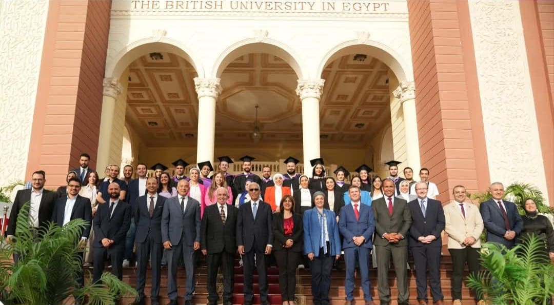 الجامعة البريطانية تحتفل بتخرج الدفعة الثانية من برنامج زمالة زراعة الأسنان بالتعاون مع جامعة شيفيلد 1 IMG 20250522 WA0019 الجامعة البريطانية الجامعة البريطانية تحتفل بتخرج الدفعة الثانية من برنامج زمالة زراعة الأسنان بالتعاون مع جامعة شيفيلد موقع في الجامعة