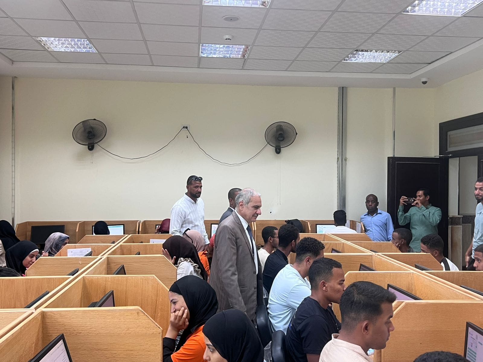رئيس جامعة أسوان يتفقد امتحانات كلية علوم الرياضة