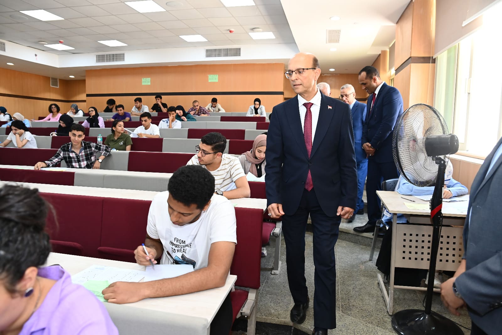 IMG 20250524 WA0011 جامعة سوهاج المنشاوي يتفقد لجان امتحانات جامعة أسيوط الأهلية ويتابع انتظام العمل بالمرافق الإدارية موقع في الجامعة