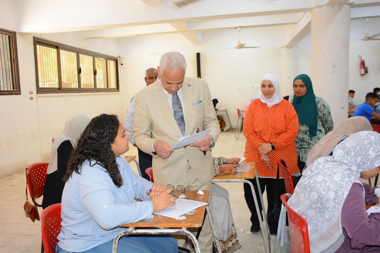 IMG 20250527 WA0014 جامعة أسيوط وسط حالة من الانضباط.. انتظام امتحانات نهاية الفصل الدراسي الثاني بجامعة أسيوط موقع في الجامعة