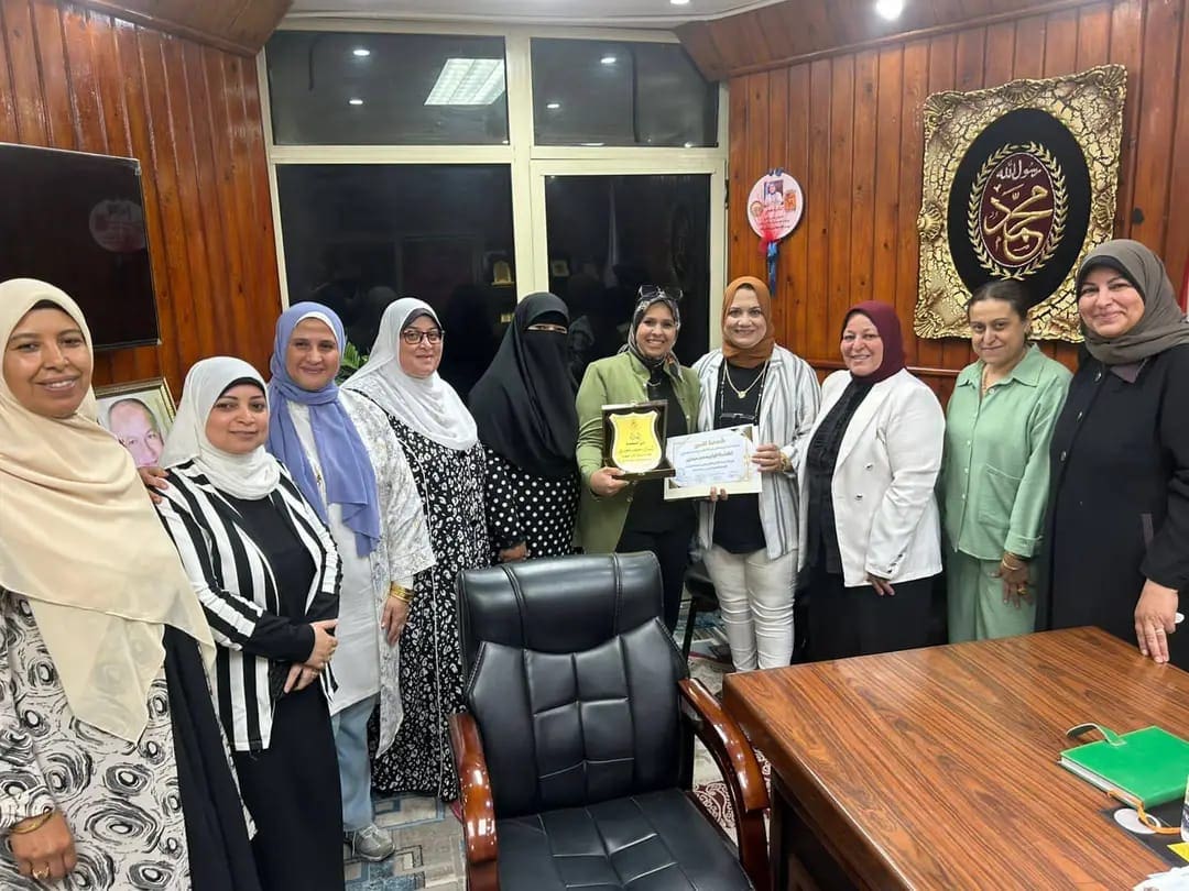 مدير تعليم مطروح تكرم المعلمة الأولى على مستوى الجمهورية في مسابقة المعلمة الفعالة