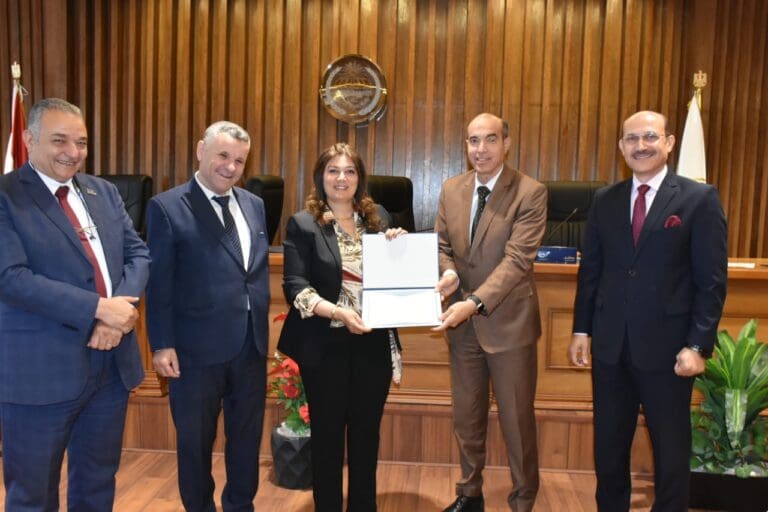 تكريم الكليات والمعاهد الفائزة بجائزة التميز البيئي لعام 2024 بجامعة مدينة السادات 9 IMG 20250528 WA0027 1 جامعة الصالحية الجديدة تكريم الكليات والمعاهد الفائزة بجائزة التميز البيئي لعام 2024 بجامعة مدينة السادات موقع في الجامعة