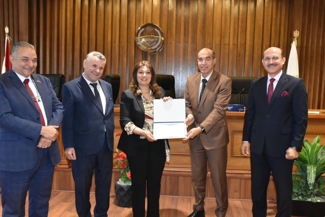 IMG 20250528 WA0027 1 مدينة السادات تكريم الكليات والمعاهد الفائزة بجائزة التميز البيئي لعام 2024 بجامعة مدينة السادات موقع في الجامعة
