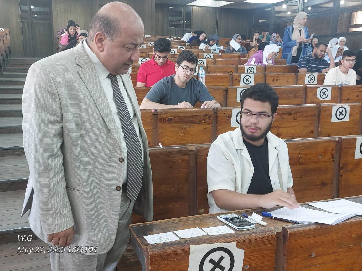 IMG 20250528 WA0060 جامعة القاهرة نائب رئيس جامعة القاهرة يشدد على توفير كافة الضمانات لإتمام الامتحانات وفق قواعد وضوابط الجامعة موقع في الجامعة
