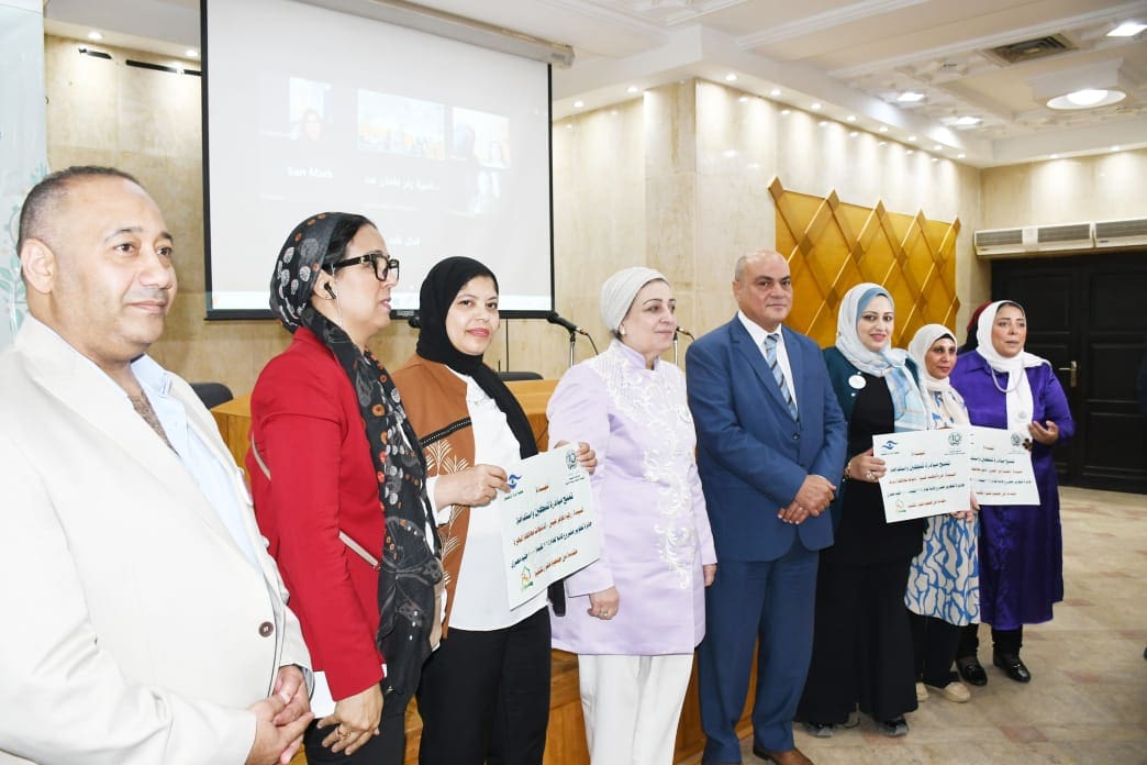 IMG 20250529 WA0031 هيكل وباروا يشهدان ختام برنامج تدريبي لتنمية كفايات معلمي الكبار في إطار دعم المرأة والأسرة موقع في الجامعة
