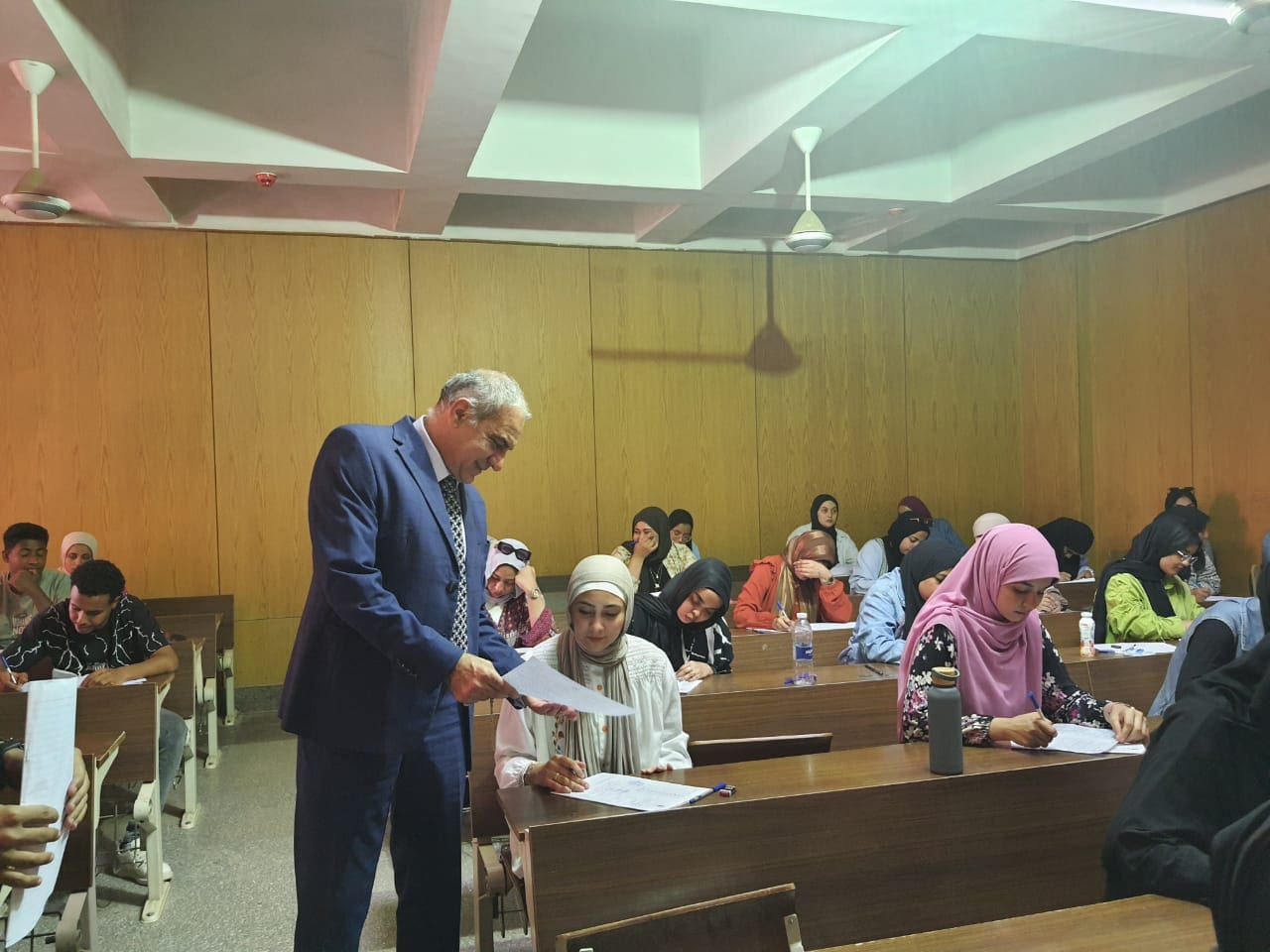 رئيس جامعة أسوان يتفقد امتحانات كلية التربية ويشيد بحسن الالتزام 