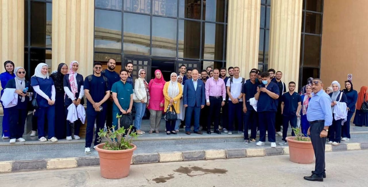 كلية الأسنان بجامعة الأهرام الكندية تنظم قافلة توعوية وعلاجية للأطفال بمركز الأحباب