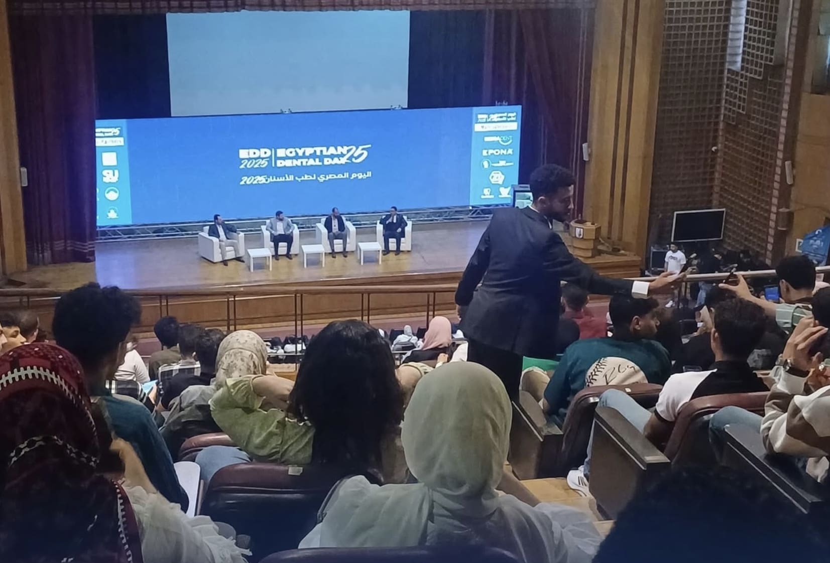 طلاب جامعة الريادة يشاركون في مؤتمر اليوم المصري التاسع لطب الأسنان 2025 1 IMG 9071 طلاب طلاب جامعة الريادة يشاركون في مؤتمر اليوم المصري التاسع لطب الأسنان 2025 موقع في الجامعة