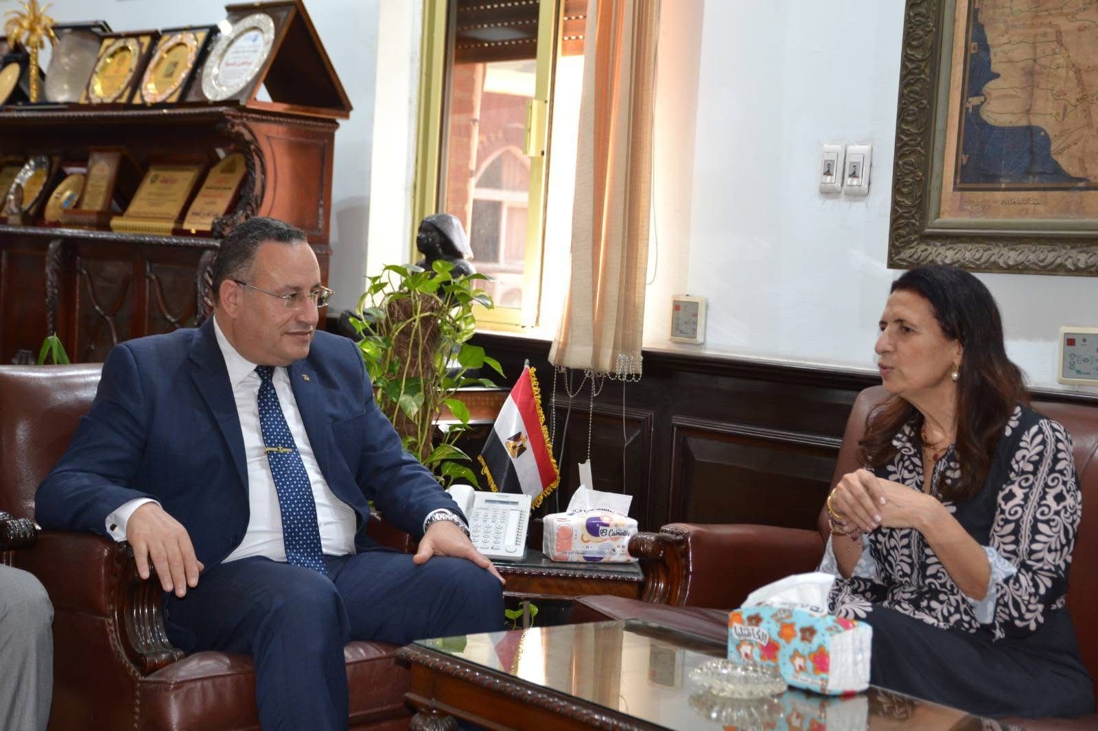 IMG 9394 جامعة الإسكندرية رئيس جامعة الاسكندرية يستقبل وفد هيئة الفولبرايت لبحث التعاون بين الجانبين موقع في الجامعة