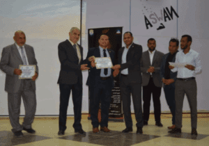 رئيس جامعة أسوان يفتتح معرض الإنتاج الإعلامي ويكرم لجنة تحكيم مشروعات التخرج 2 رئيس جامعة أسوان يكرم لجنة تحكيم مشروعات التخرج