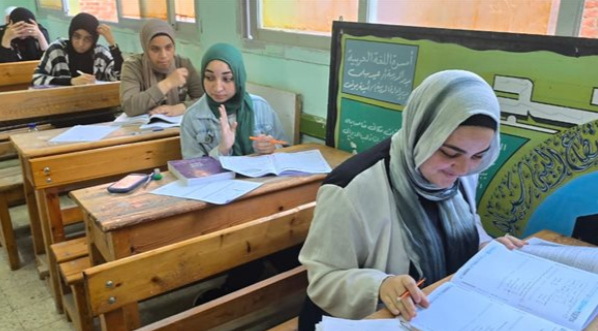 مواصفات امتحان اللغة الإنجليزية للثانوية العامة 2025.. توزيع الأسئلة والدرجات 9 طلاب