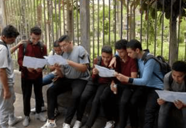 مواصفات امتحان اللغة العربية للثانوية العامة 2025 وفق النموذج الرسمي 5 طلاب الثانوية العامة