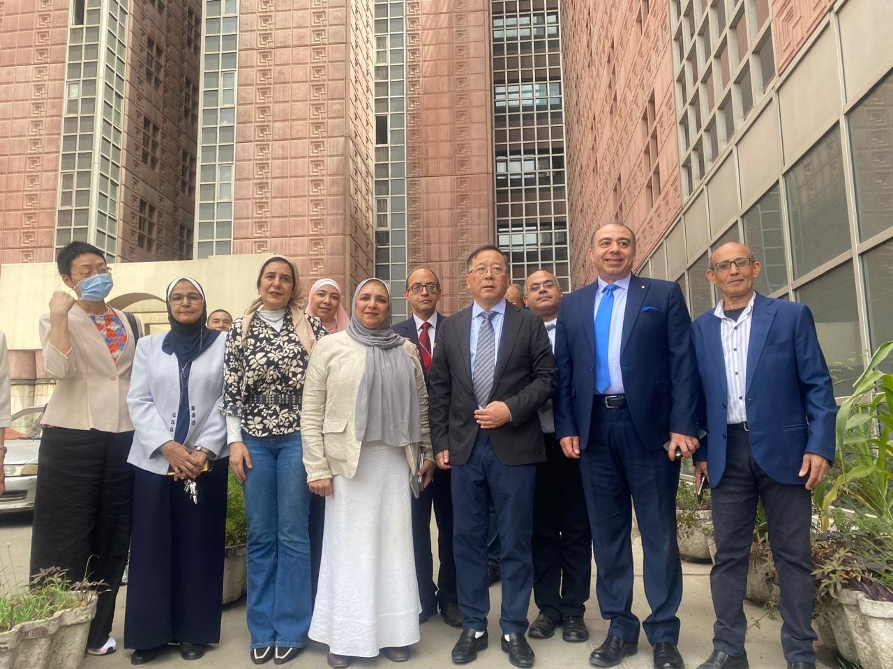 a7bed610 d421 4f8e 8a99 543d96f44dc3 جامعة القاهرة جامعة القاهرة: تعزيز التعاون المصري الصيني في إدارة المستشفيات من خلال زيارة وفد بودونغ لمستشفى قصر العيني التعليمي الجديد موقع في الجامعة