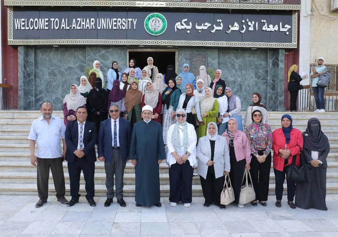 dae32aaa 88a9 49f9 950d 4b3d5d4284ff جامعة الأزهر رسائل خاصة من رئيس جامعة الأزهر لـ طالبات قسم الجغرافيا قبيل سفرهن لإجراء دراسة ميدانية لمرسى مطروح موقع في الجامعة
