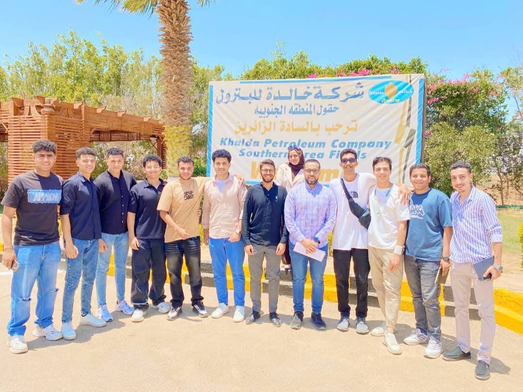 dd46b4d7 8092 40a5 a1cf 0c8a9a51eee0 جامعة حلوان طلاب علوم البترول جامعة حلوان في زيارة علمية ميدانية إلى حقول شركة خالدة: تجربة تطبيقية في قلب الصناعة النفطية موقع في الجامعة