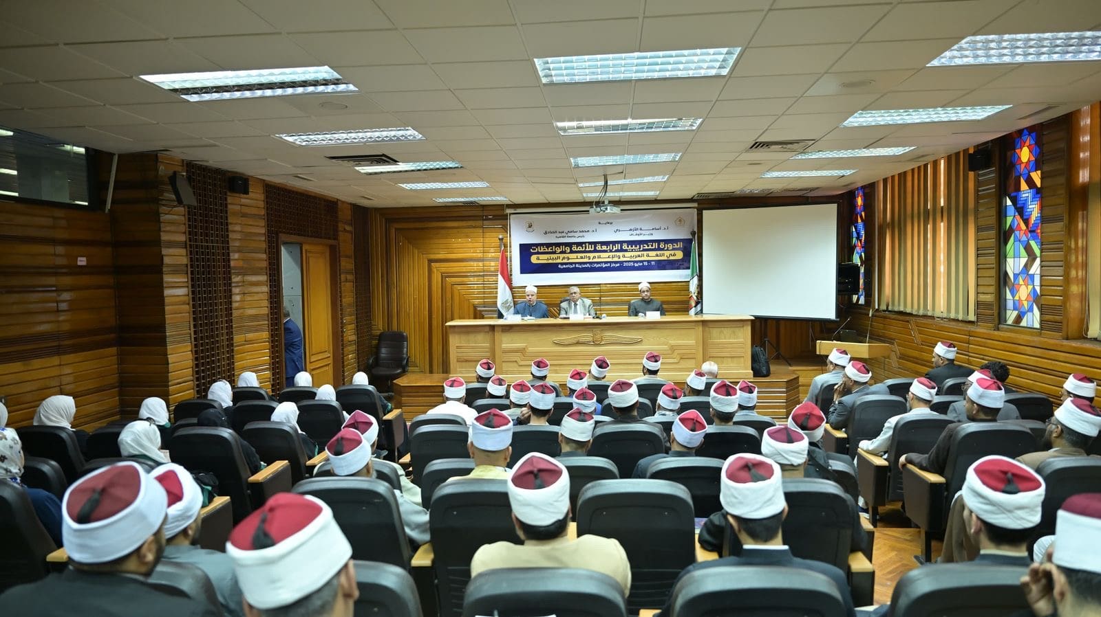 e5bd75eb 7249 464e 806e 5d2866439376 جامعة إنطلاق فعاليات الدورة التدريبية الرابعة بجامعة القاهرة للأئمة والواعظات بوزارة الأوقاف موقع في الجامعة