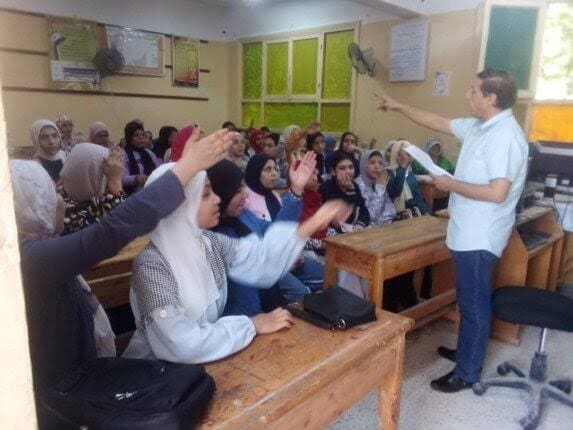تفاعل كبير من الطلاب أثناء المراجعات النهائية بالمدارس