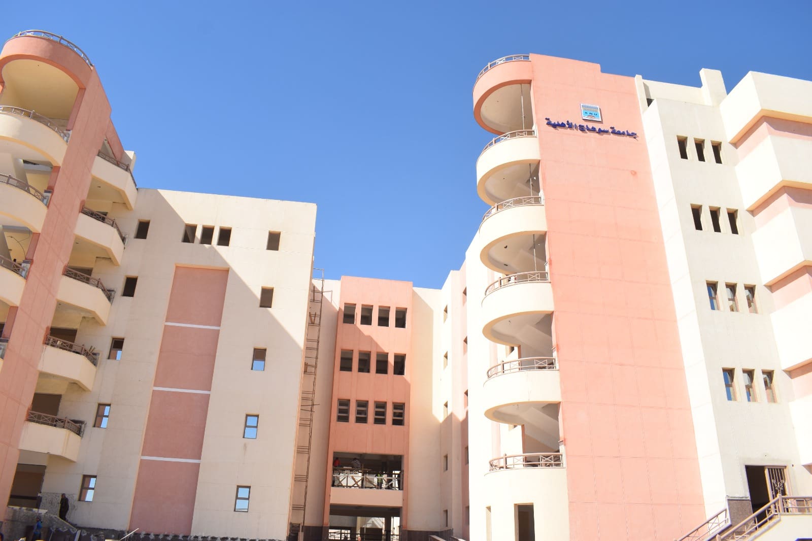 جامعة سوهاج الأهلية تعلن جدول سحب الملفات الورقية للطلاب وفقًا للنسب المئوية 1 جامعة سوهاج الأهلية