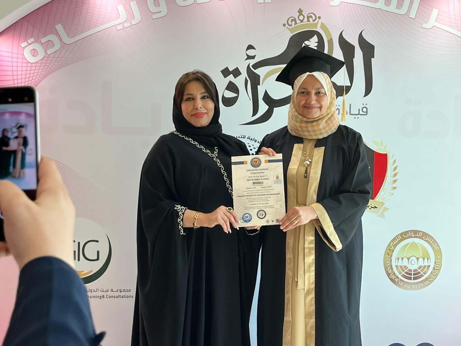 0e0b46e8 a6b5 43d3 a0e9 c27a4a39ac65 شيخ الأزهر تكريم مستشارة شيخ الأزهر لشؤون الوافدين بمنحها الدكتوراه الفخرية من أكاديمية لانكستر البريطانية موقع في الجامعة