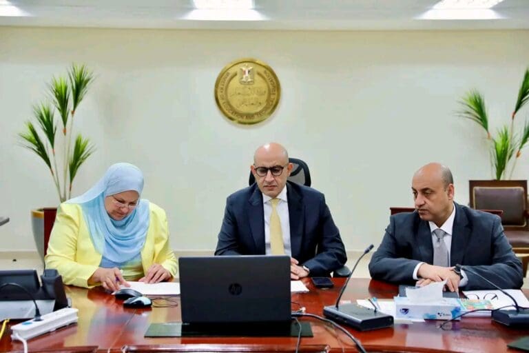 وزير التعليم من غرفة العمليات: متابعة دقيقة لامتحانات الدبلومات والإعدادية.. ولا تهاون مع الغش 2 1748769040886 فرانكفورت وزير التعليم من غرفة العمليات: متابعة دقيقة لامتحانات الدبلومات والإعدادية.. ولا تهاون مع الغش موقع في الجامعة
