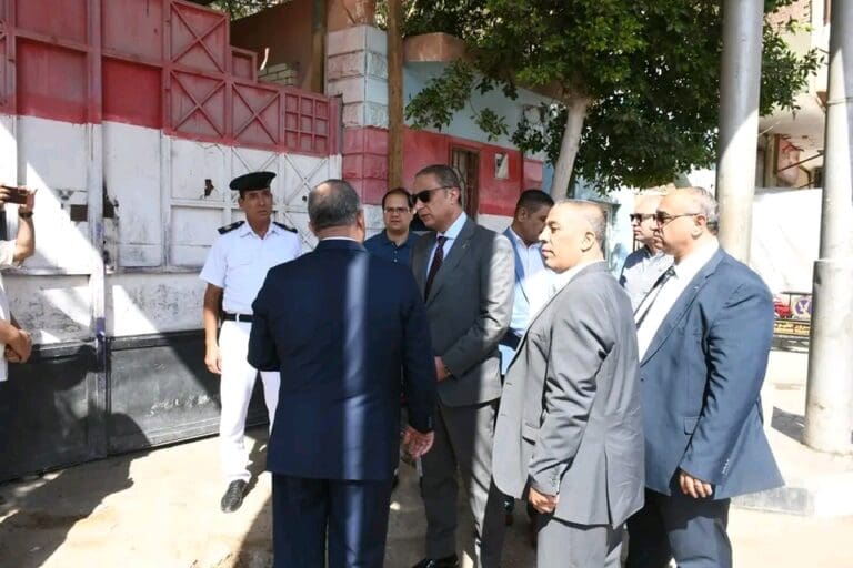 محافظ الفيوم يوجه بالمتابعة اللحظية لسير الامتحانات وربط غرفة العمليات الرئيسية بالتربية والتعليم 4 1749981676642 فريق محافظ الفيوم يوجه بالمتابعة اللحظية لسير الامتحانات وربط غرفة العمليات الرئيسية بالتربية والتعليم موقع في الجامعة
