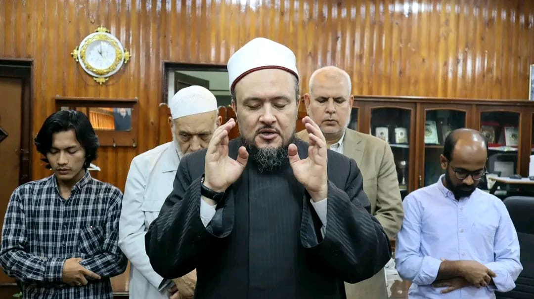عميد "أصول الدين بالقاهرة" يؤدي صلاة الغائب على والد طالب إندونيسي توفي أثناء الامتحانات