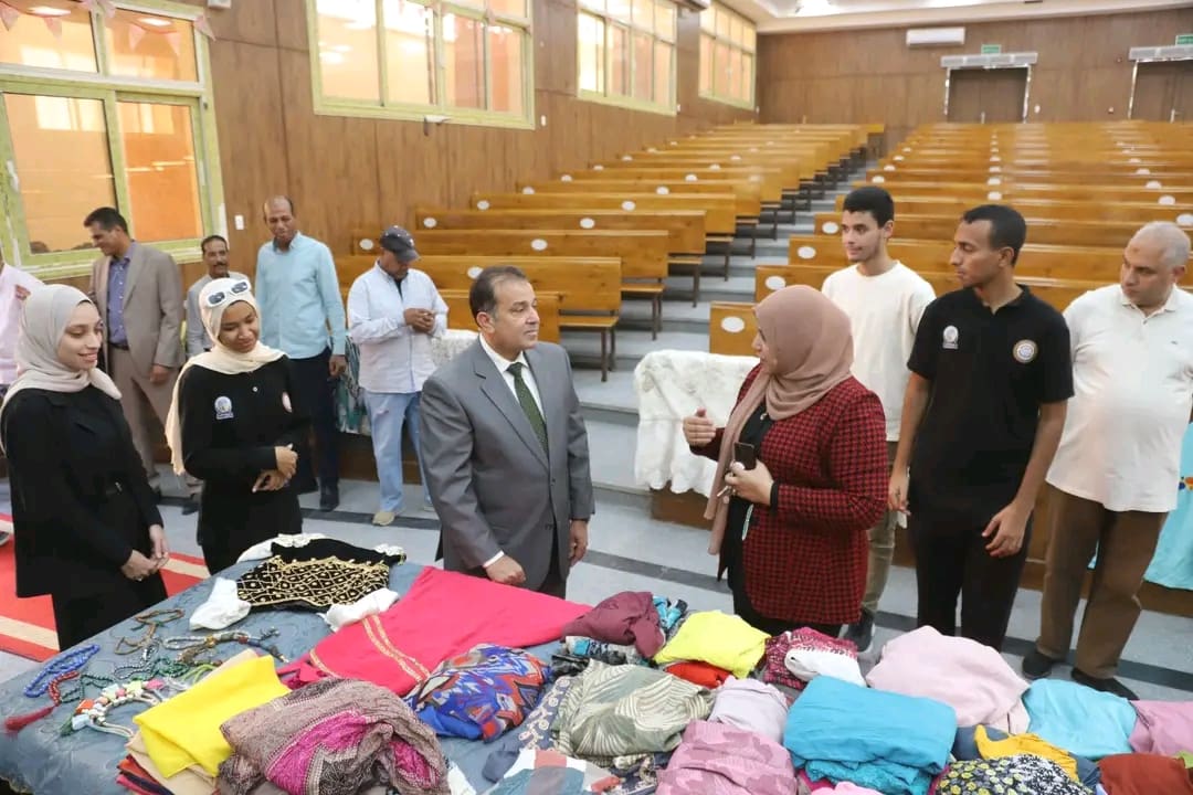 1750578169660 دراسة افتتاح المعرض الخيري للملابس لمبادرة الخير بجامعة جنوب الوادي موقع في الجامعة